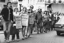405654 Afbeelding van een demonstratie van welzijnswerkers op de Stadhuisbrug te Utrecht tegen de bezuinigingsplannen ...